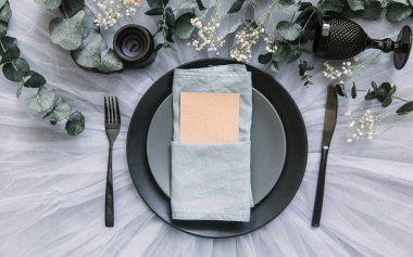 Düz yatıyordu yemek arka plan. Rustik tarzı. Romantik tatil sofra. Boş levha süslemeleri ile. Restaurant konseptini.