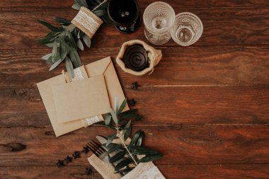 Nasıl düğün davetiyesi yapmak. Rustik DIY kavramı. El yapımı el yapımı ürünleri düz lay