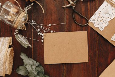 Nasıl düğün davetiyesi yapmak. Rustik DIY kavramı. El yapımı el yapımı ürünleri düz lay