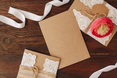 Nasıl düğün davetiyesi yapmak. Rustik DIY kavramı. El yapımı el yapımı ürünleri düz lay