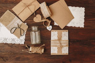 Nasıl düğün davetiyesi yapmak. Rustik DIY kavramı. El yapımı el yapımı ürünleri düz lay