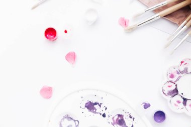 Beyaz arka plan üzerinde sanatçı çalışma alanı ile boyalar, paletleri, Boya fırçaları