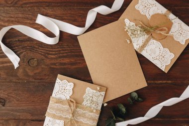 Nasıl düğün davetiyesi yapmak. Rustik DIY kavramı. El yapımı el yapımı ürünleri düz lay