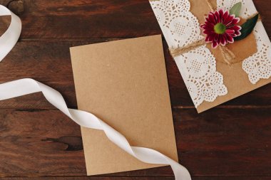 Nasıl düğün davetiyesi yapmak. Rustik DIY kavramı. El yapımı el yapımı ürünleri düz lay