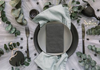 Düz yatıyordu yemek arka plan. Rustik tarzı. Romantik tatil sofra. Boş levha süslemeleri ile. Restaurant konseptini.