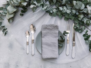 Düz yatıyordu yemek arka plan. Rustik tarzı. Romantik tatil sofra. Boş levha süslemeleri ile. Restaurant konseptini.