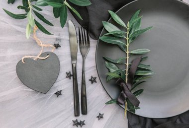 Düz yatıyordu yemek arka plan. Rustik tarzı. Romantik tatil sofra. Boş levha süslemeleri ile. Restaurant konseptini.