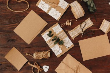 Nasıl düğün davetiyesi yapmak. Rustik DIY kavramı. El yapımı el yapımı ürünleri düz lay