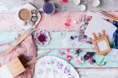 Fırçalar ve suluboya ile düz yatıyordu tasarım çalışma