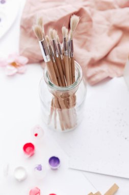 Sanatçı çalışma alanı ile boyalar, Boya fırçaları beyaz arka plan üzerinde