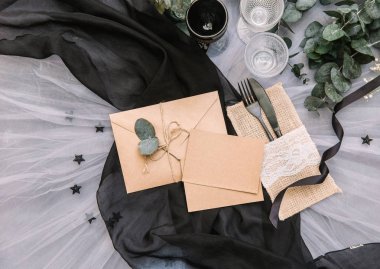 Yaratıcı modern düğün davetiyesi, düz kartı olan zarf, rustik trendy tarzı yatıyordu.