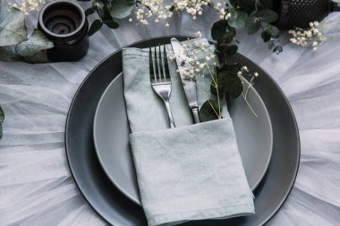 Düz yatıyordu yemek arka plan. Rustik tarzı. Romantik tatil sofra. Boş levha süslemeleri ile. Restaurant konseptini.