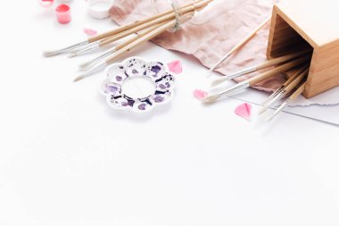 Yaratıcı sanat çalışma alanıyla yağlı boya fırçaları