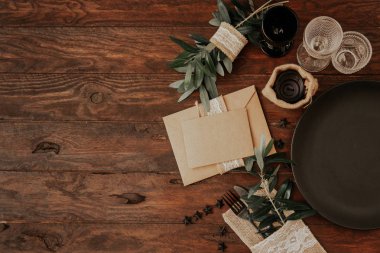 Rustik düğün süslemeleri ile plaka üzerinde boş düğün kartı. Kırsal organik Eko Stil