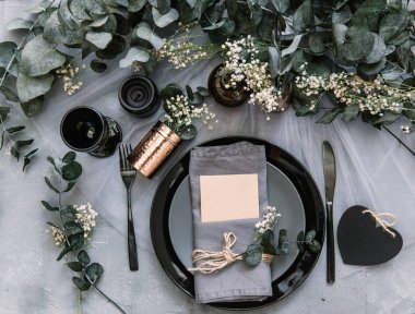 Düz yatıyordu yemek arka plan. Rustik tarzı. Romantik tatil sofra. Boş levha süslemeleri ile. Restaurant konseptini.