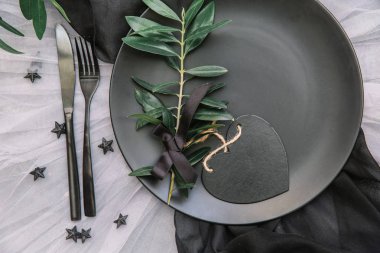 Düz yatıyordu yemek arka plan. Rustik tarzı. Romantik tatil sofra. Boş levha süslemeleri ile. Restaurant konseptini.