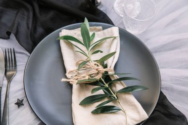 Düz yatıyordu yemek arka plan. Rustik tarzı. Romantik tatil sofra. Boş levha süslemeleri ile. Restaurant konseptini.