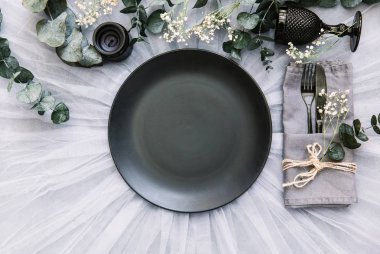 Düz yatıyordu yemek arka plan. Rustik tarzı. Romantik tatil sofra. Boş levha süslemeleri ile. Restaurant konseptini.