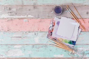 Fırçalar ve suluboya ile düz yatıyordu tasarım çalışma