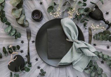 Düz yatıyordu yemek arka plan. Rustik tarzı. Romantik tatil sofra. Boş levha süslemeleri ile. Restaurant konseptini.