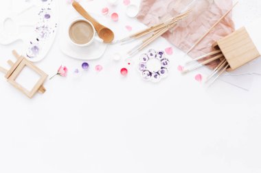 Beyaz arka plan üzerinde sanatçı çalışma alanı ile boyalar, palet, Boya fırçaları