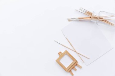 Yaratıcı sanat çalışma alanıyla yağlı boya fırçaları