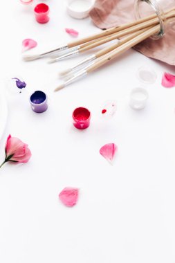 Sanatçı çalışma alanı ile boyalar, Boya fırçaları beyaz arka plan üzerinde