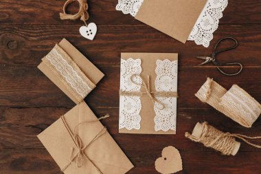 Nasıl düğün davetiyesi yapmak. Rustik DIY kavramı. El yapımı el yapımı ürünleri düz lay