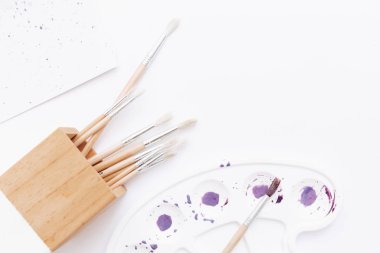 Yaratıcı sanat çalışma alanıyla yağlı boya fırçaları