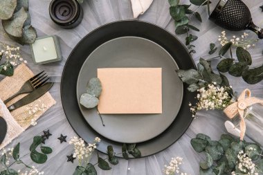 Düz yatıyordu yemek arka plan. Rustik tarzı. Romantik tatil sofra. Boş levha süslemeleri ile. Restaurant konseptini.