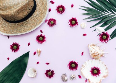 Düz yatıyordu yaz kompozisyon. Şapka ve tropik çiçekler ile yaratıcı kavramı. Üstten görünüm, kopya alanı