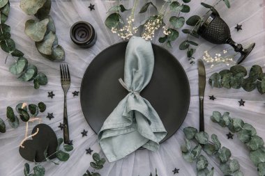 Düz yatıyordu yemek arka plan. Rustik tarzı. Romantik tatil sofra. Boş levha süslemeleri ile. Restaurant konseptini.