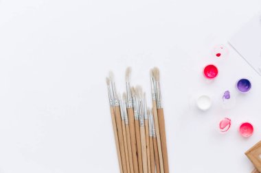 Sanatçı çalışma alanı ile boyalar, Boya fırçaları beyaz arka plan üzerinde