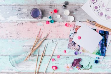 Fırçalar ve suluboya ile düz yatıyordu tasarım çalışma