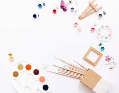 Sanatçı çalışma alanı ile boyalar, Boya fırçaları beyaz arka plan üzerinde