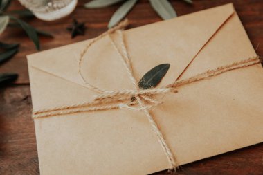 Nasıl düğün davetiyesi yapmak. Rustik DIY kavramı. El yapımı el yapımı ürünleri düz lay