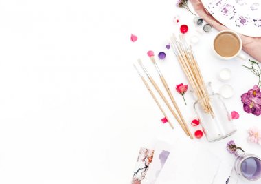 Beyaz arka plan üzerinde sanatçı çalışma alanı ile boyalar, palet, Boya fırçaları