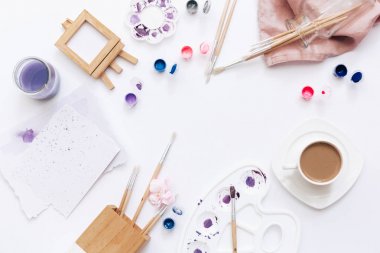Sanatçı çalışma alanı boyalar, paletleri, Boya fırçaları ve beyaz zemin üzerine sütlü kahve ile