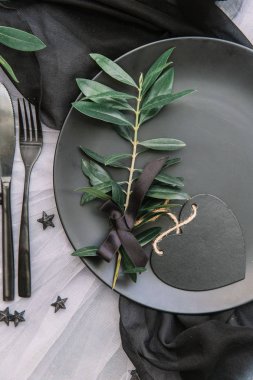 Düz yatıyordu yemek arka plan. Rustik tarzı. Romantik tatil sofra. Boş levha süslemeleri ile. Restaurant konseptini.