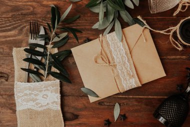 Nasıl düğün davetiyesi yapmak. Rustik DIY kavramı. El yapımı el yapımı ürünleri düz lay