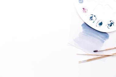 Yaratıcı sanat çalışma alanıyla yağlı boya fırçaları