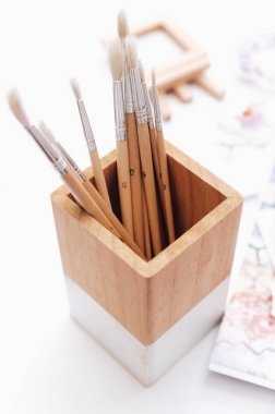 Yaratıcı sanat çalışma alanıyla yağlı boya fırçaları