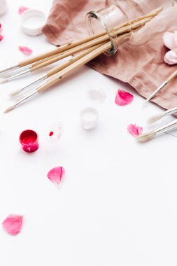 Sanatçı çalışma alanı ile boyalar, Boya fırçaları beyaz arka plan üzerinde