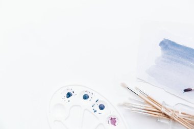 Yaratıcı sanat çalışma alanıyla yağlı boya fırçaları