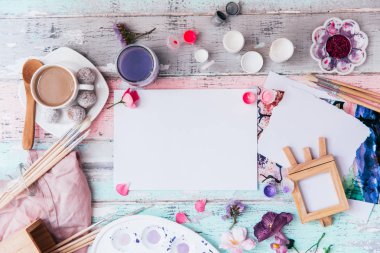 Fırçalar ve suluboya ile düz yatıyordu tasarım çalışma