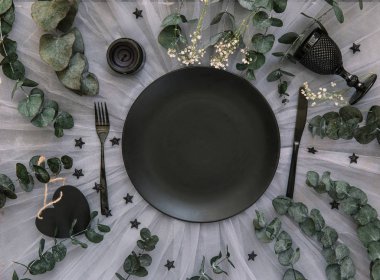 Düz yatıyordu yemek arka plan. Rustik tarzı. Romantik tatil sofra. Boş levha süslemeleri ile. Restaurant konseptini.