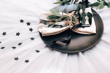 Düz yatıyordu yemek arka plan. Rustik tarzı. Romantik tatil sofra. Boş levha süslemeleri ile. Restaurant konseptini.