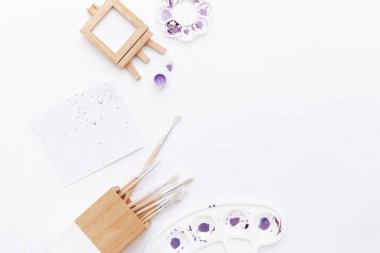 Yaratıcı sanat çalışma alanıyla yağlı boya fırçaları