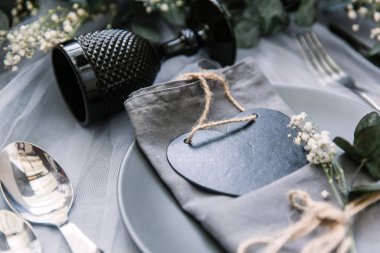 Düz yatıyordu yemek arka plan. Rustik tarzı. Romantik tatil sofra. Boş levha süslemeleri ile. Restaurant konseptini.