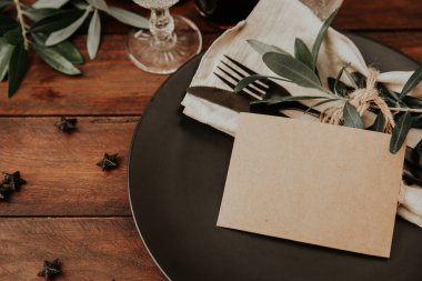 Rustik düğün süslemeleri ile plaka üzerinde boş düğün kartı. Kırsal organik Eko Stil